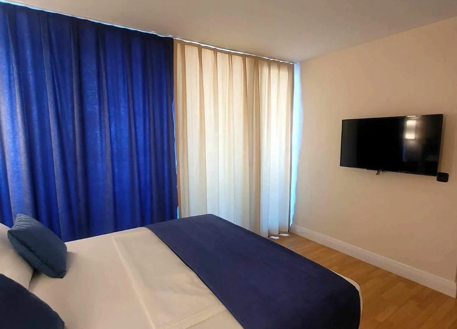 Hotel apartamentowy Family Apartment With Sea View 2 Bedrooms & Balcony Batumi